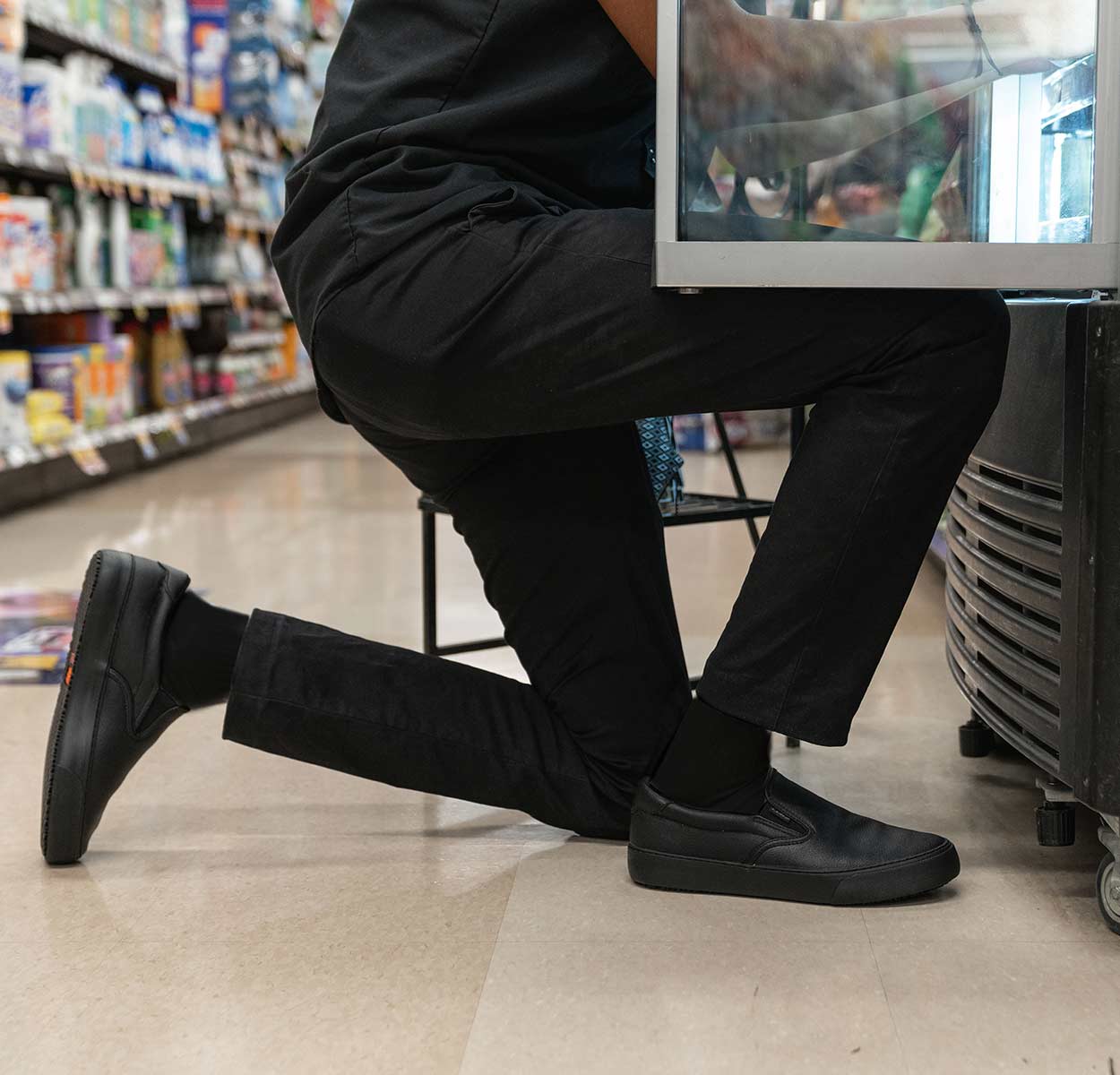 Men's Clipper Slip Resistant Sneaker - Image 4